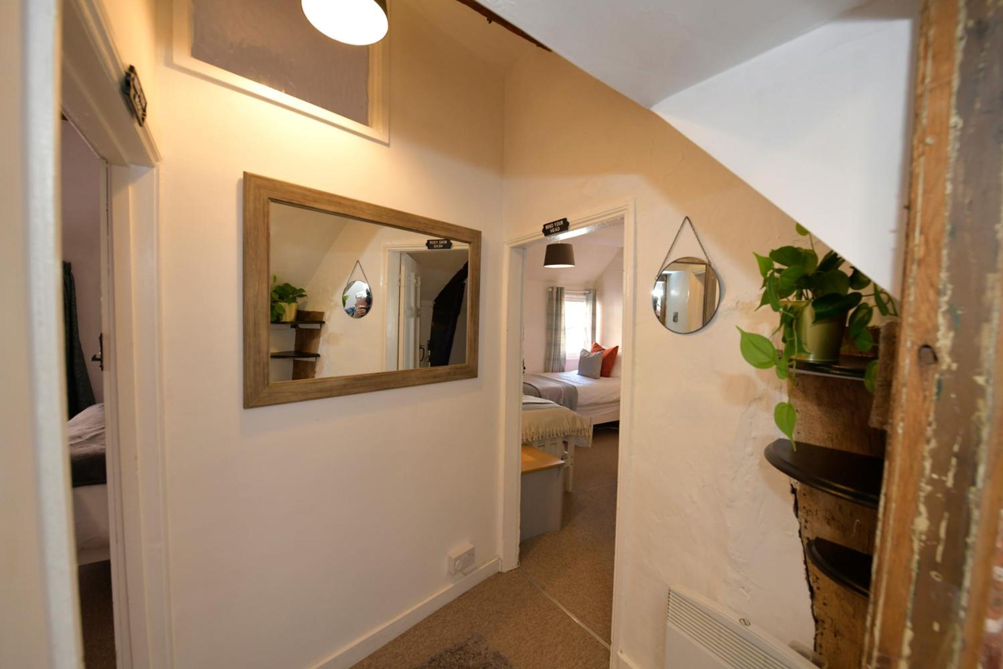Entire 2min Walk To Town Centre Sleeps 6 *