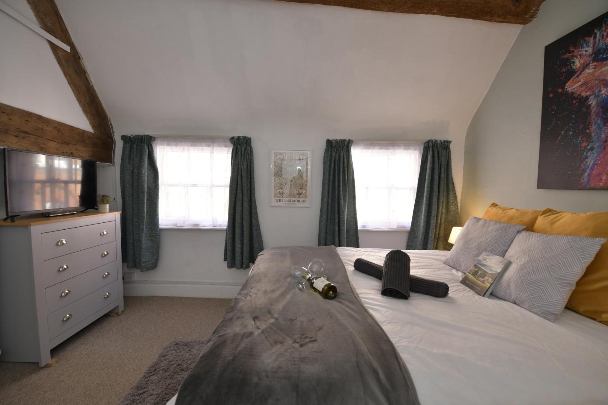 Holiday home Entire 2min Walk To Town Centre Sleeps 6 *