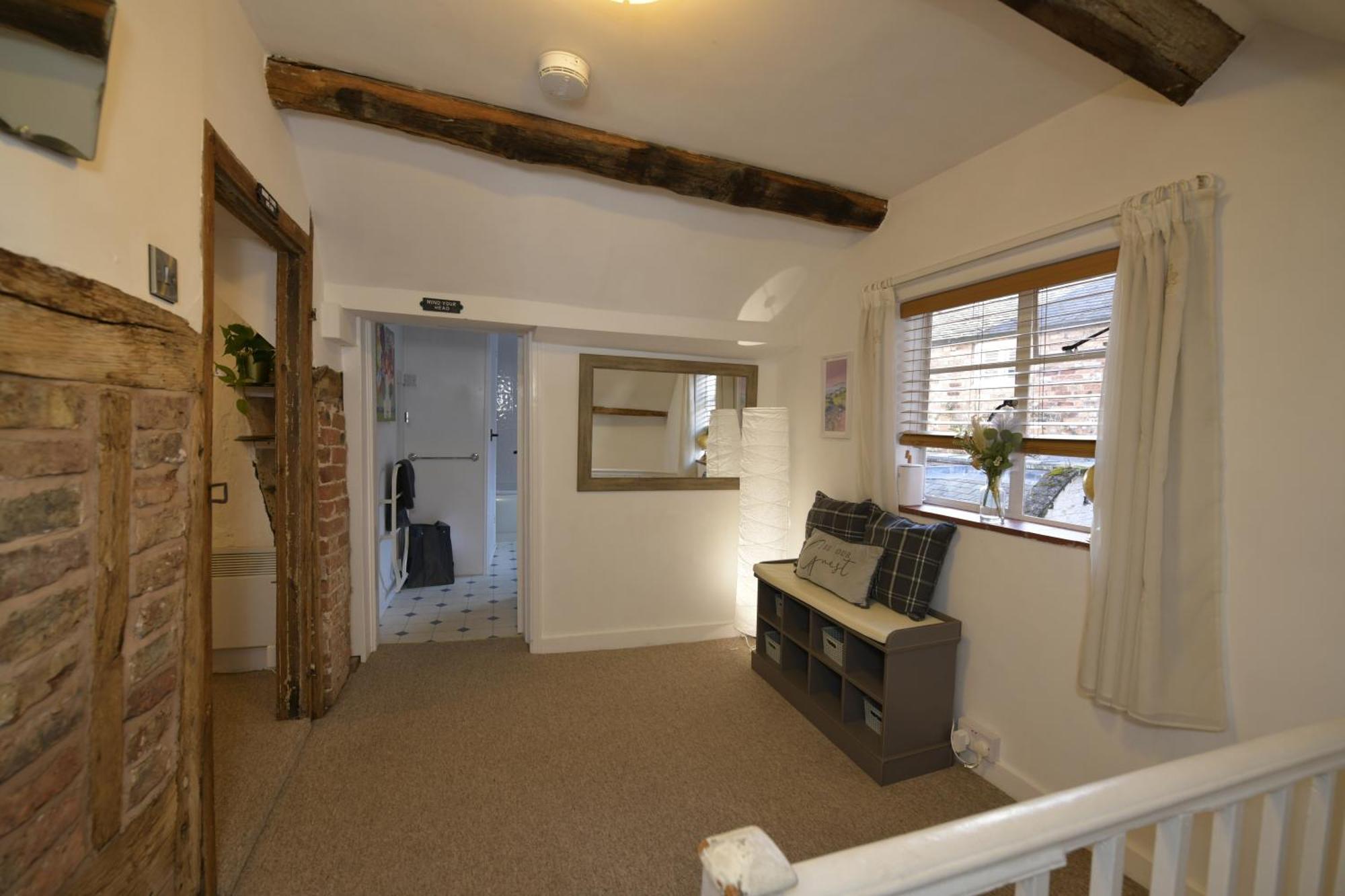 Entire 2min Walk To Town Centre Sleeps 6 *