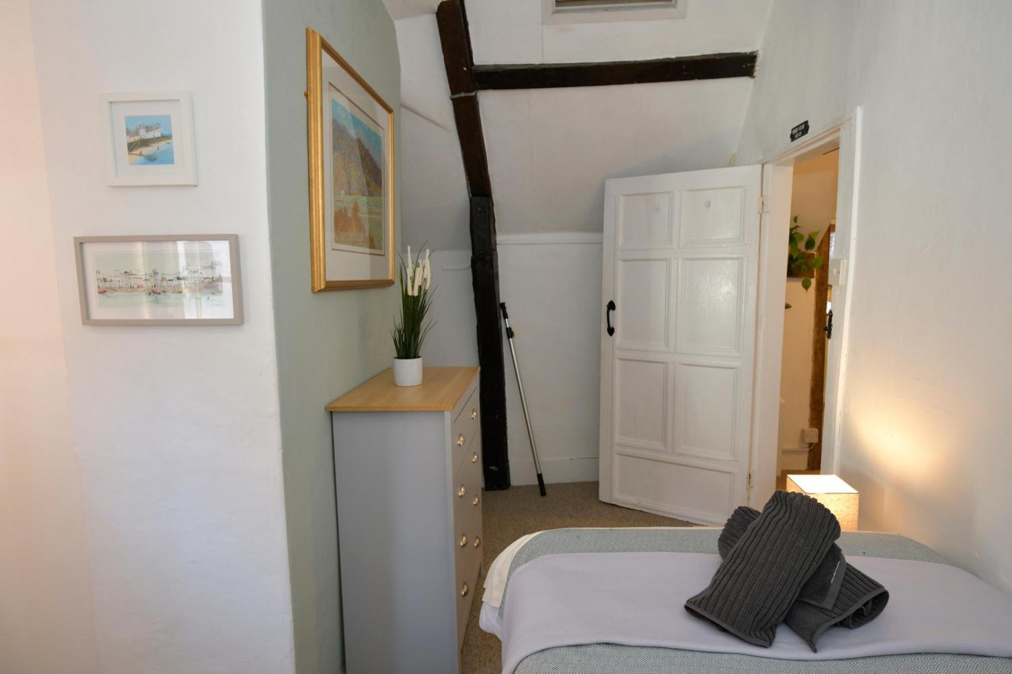 Holiday home Entire 2min Walk To Town Centre Sleeps 6 *