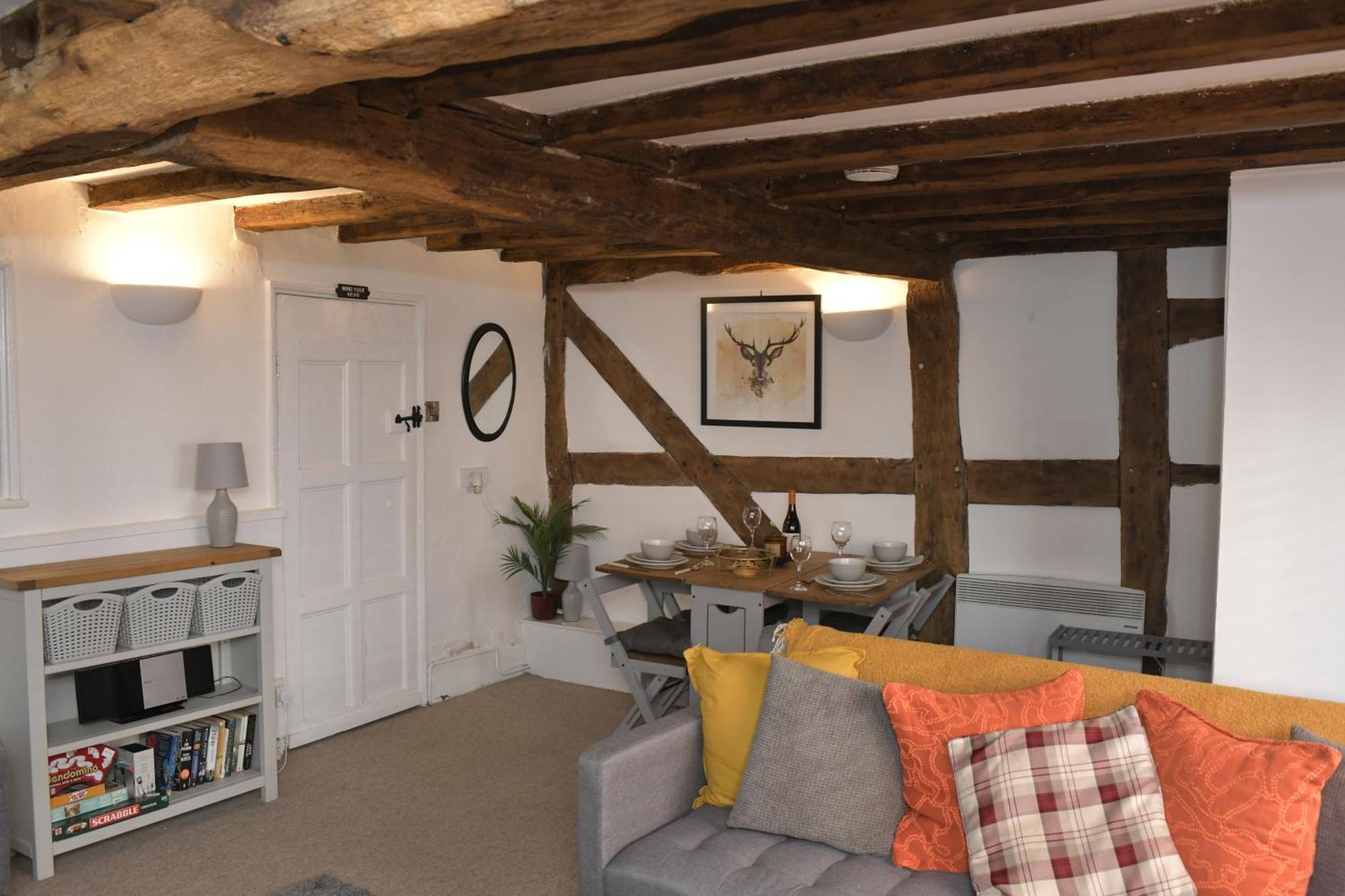 Entire 2min Walk To Town Centre Sleeps 6 *