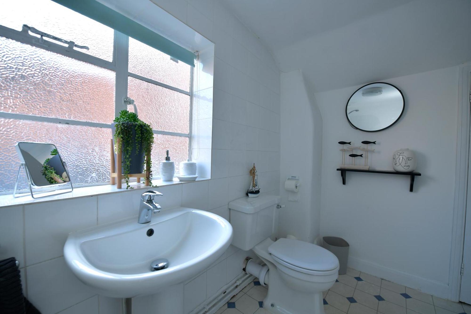 Entire 2min Walk To Town Centre Sleeps 6