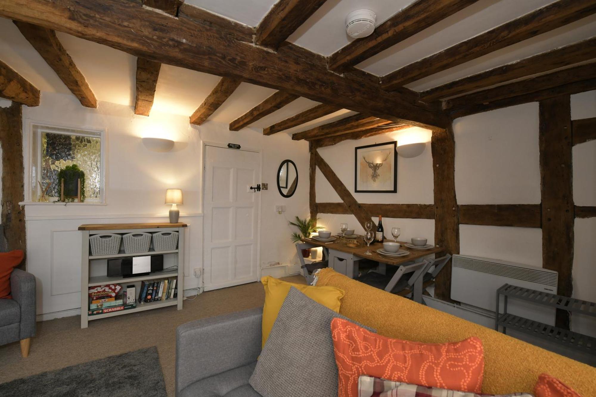 Holiday home Entire 2min Walk To Town Centre Sleeps 6 *