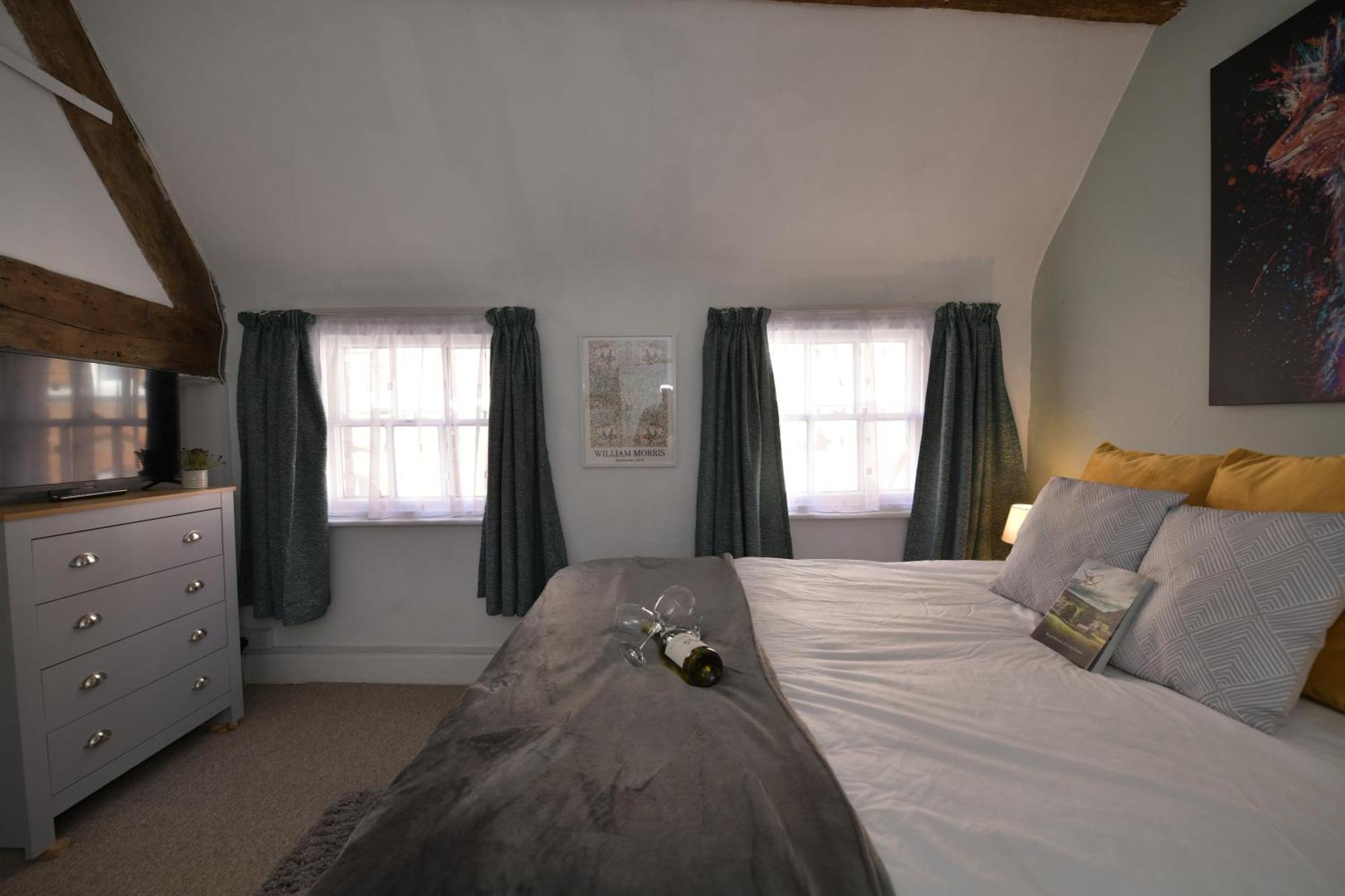Entire 2min Walk To Town Centre Sleeps 6