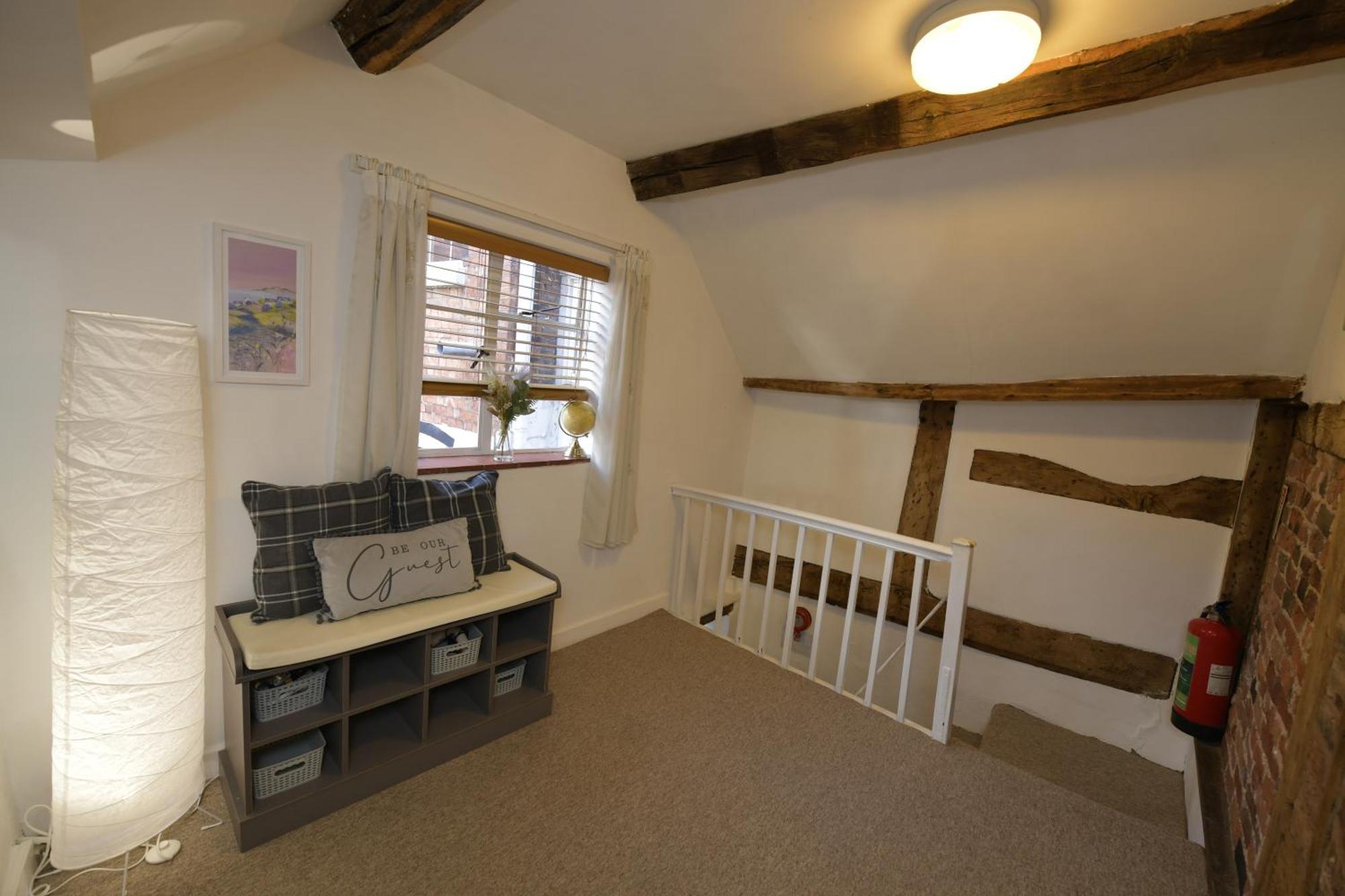 Entire 2min Walk To Town Centre Sleeps 6 *