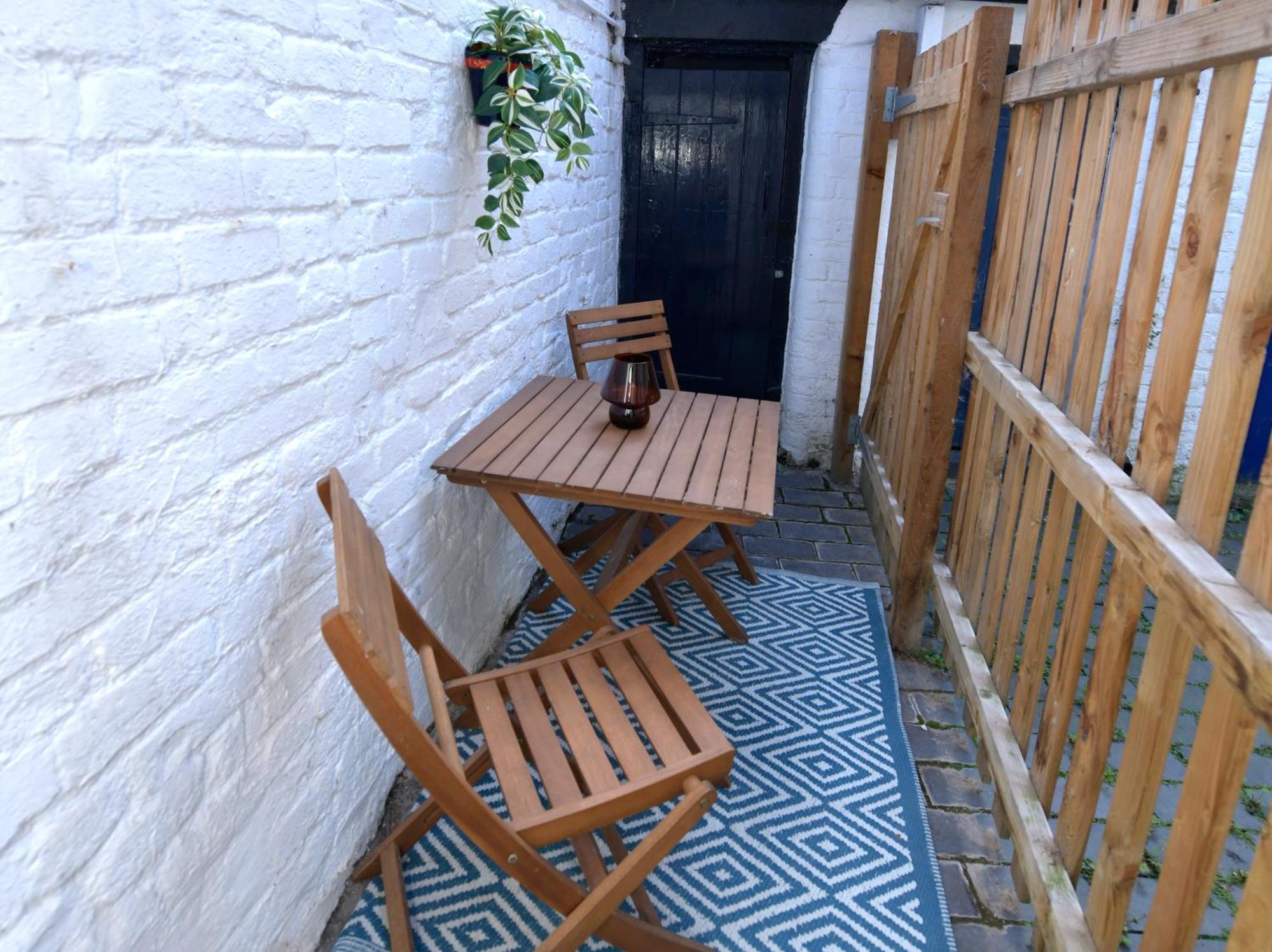 Entire 2min Walk To Town Centre Sleeps 6