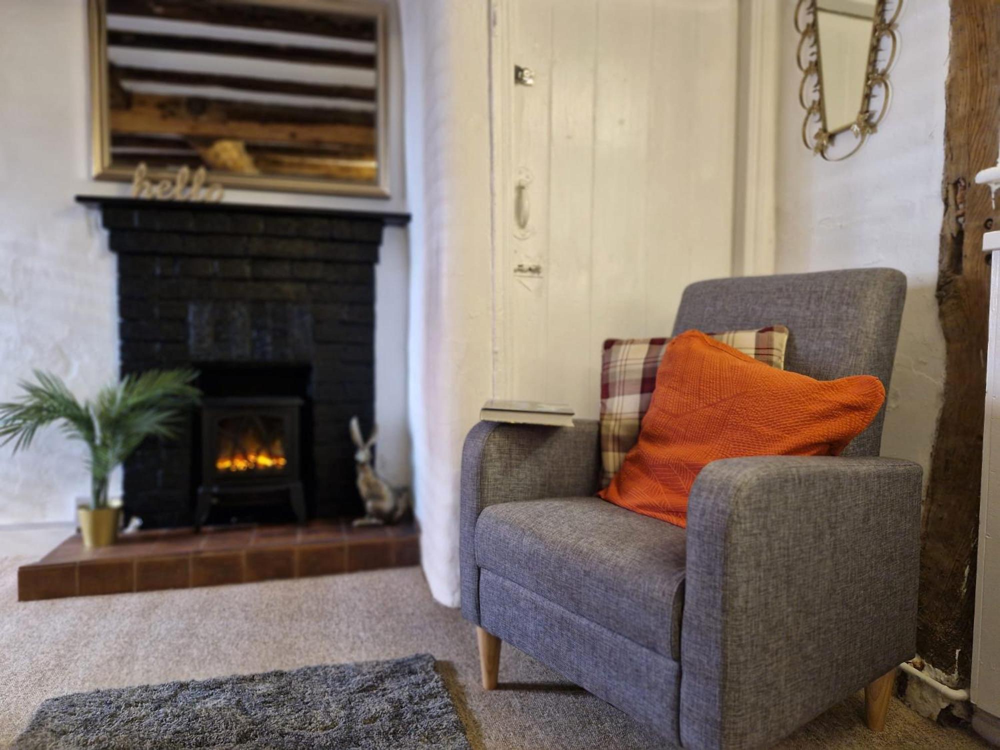 Entire 2min Walk To Town Centre Sleeps 6 Holiday home