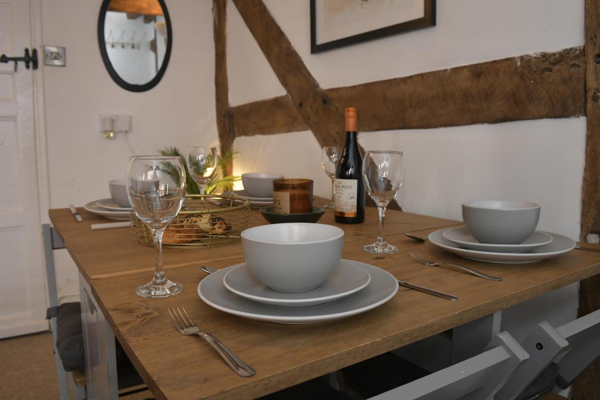 Entire 2min Walk To Town Centre Sleeps 6 Holiday home
